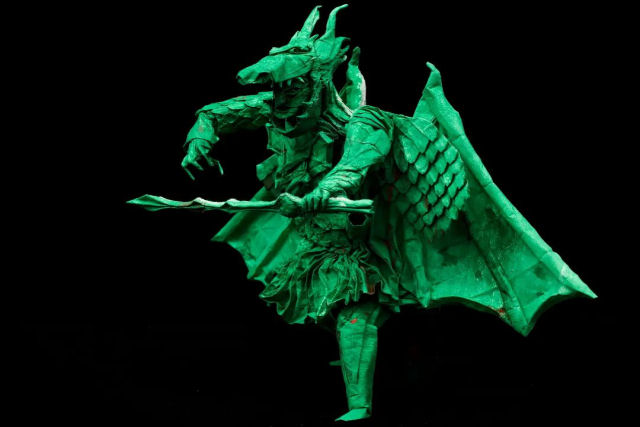 Artista do origami cria uma escultura de caador de drages a partir de uma nica folha de papel