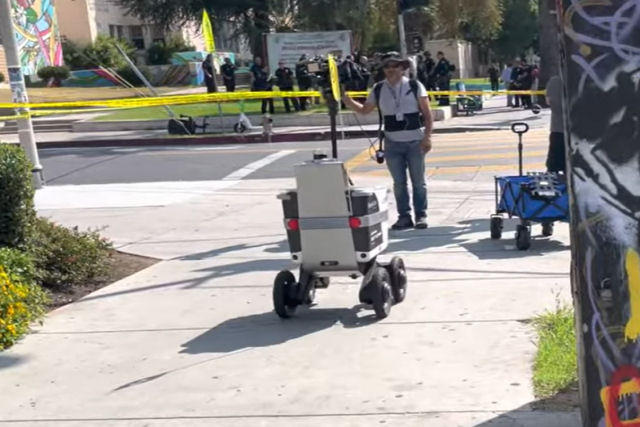 Vídeo mostra robô entregador autônomo invadindo cena de crime