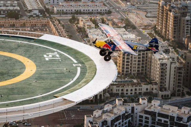 Piloto faz pouso em um minsculo heliporto de 56 andares