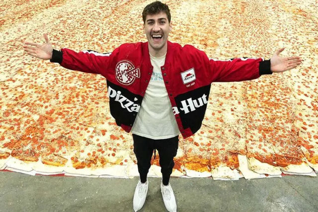 YouTuber estabelece recorde de maior pizza do mundo