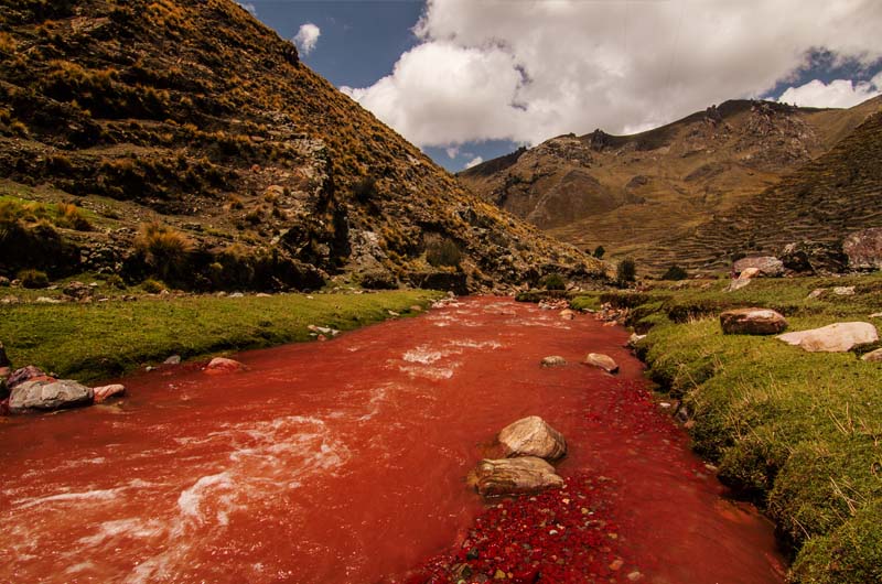O espetculo surreal apresentado pelo Rio Vermelho em Cusco, Peru