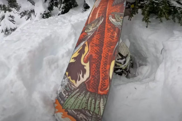 Esquiador encontrou acidentalmente um homem enterrado sob a neve