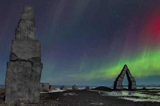 Fotos vívidas seguem a Aurora Boreal no céu noturno da Islândia