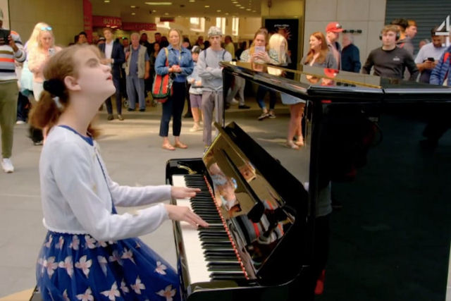 Adolescente cega e neurodivergente deixa renomado pianista sem palavras com sua incrvel performance