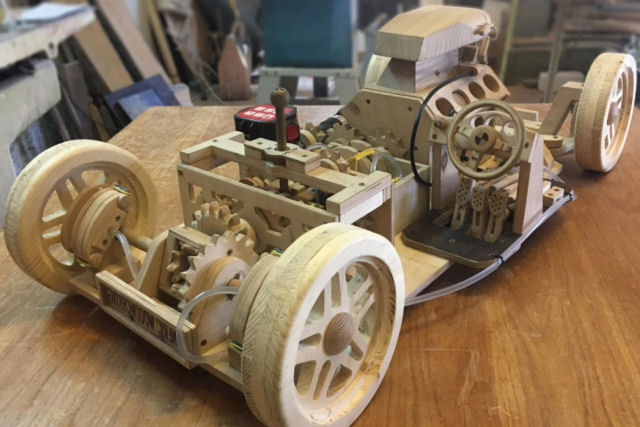 Este intrincado carro de madeira com motor V8 e caixa de cmbio foi construdo por um adolescente