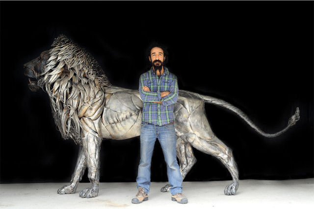 Espantosas esculturas de metal reciclado do vida a grandes felinos