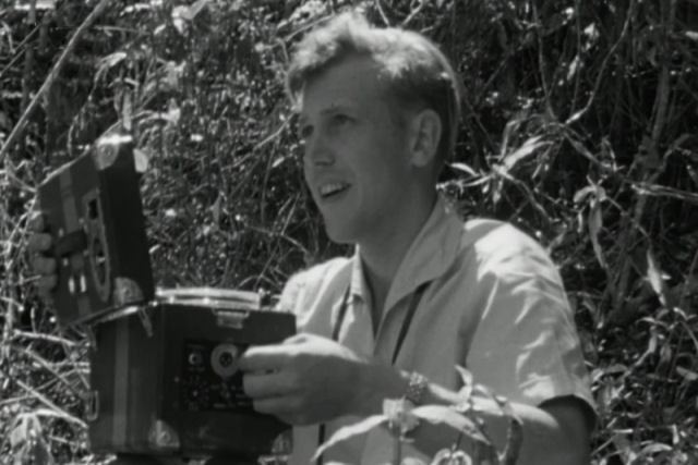 Um jovem David Attenborough grava o primeiro udio de um lmure indri