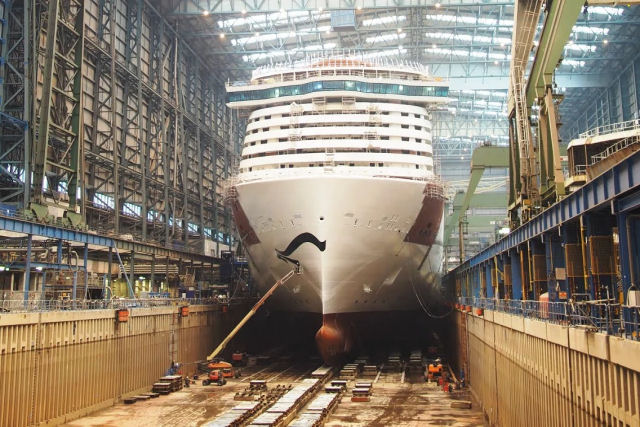 Construção do primeiro navio de cruzeiro de GNL do mundo capturado em um incrível time-lapse