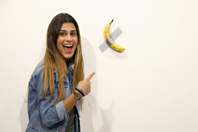 Estudante come a banana de $ 120.000 de Maurizio Cattelan no caf da manh