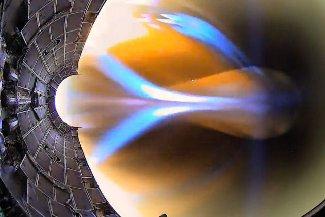 O rastro hipnotizante de plasma deixado pela carenagem de um foguete Falcon Heavy