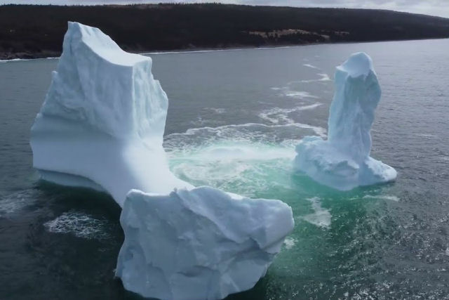 Sim, existe um iceberg fálico na costa do Canadá