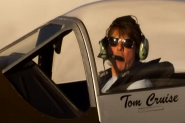 Tom Cruise no mais puro estilo Tom Cruise: o ator recebe o prmio MTV pilotando um caa