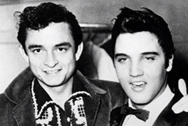 Veja Johnny Cash hilariamente imitar Elvis Presley cantando 'Heartbreak Hotel' em 1959