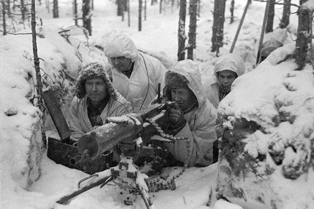 Nesta imagem da Segunda Guerra Mundial tudo  real, at mesmo a linha de rvores flutuando