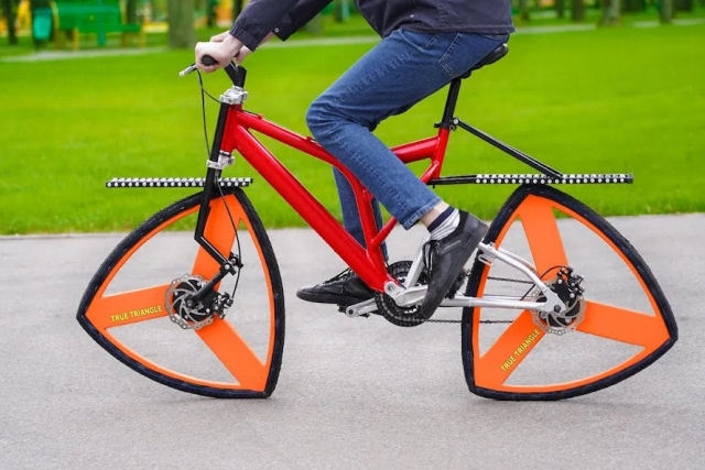 Bicicleta com rodas triangulares dá novo significado a 'triciclo'