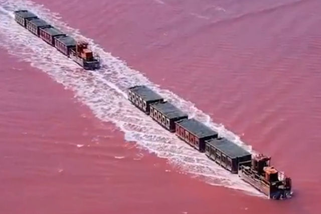 Por que um trem passa direto por um lago rosa na Sibria