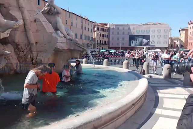 Ativistas do clima tingiram de preto a água na Fontana di Trevi em Roma