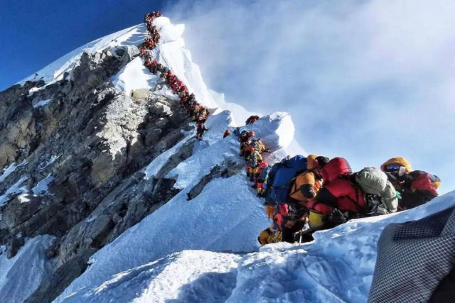 O Nepal concedeu um nmero recorde de licenas para escalar o Everest, pese as filas na chamada 'zona da morte'