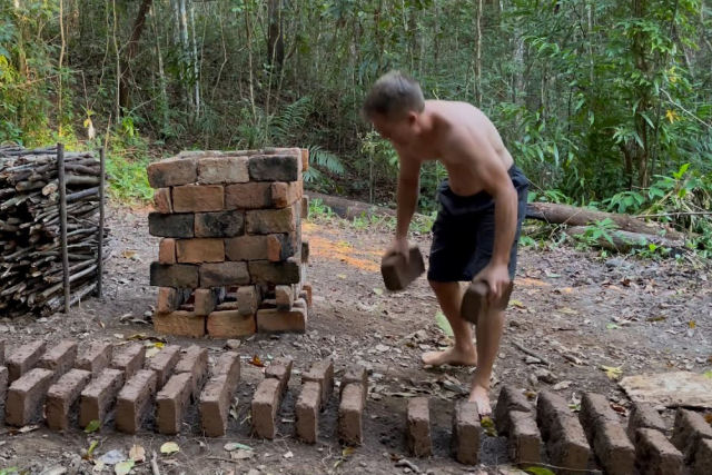 Caveman experimenta novo novo design de forno de tijolos com tecnologia primitiva