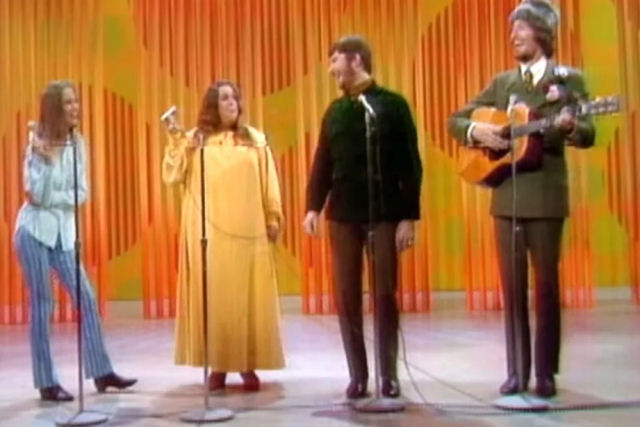 Filmagem clssica mostra Mamas & The Papas tocando trs msicas no 'Ed Sullivan Show' em 1967