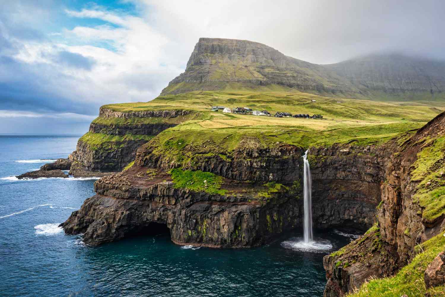 Cachoeiras se espalham pelas paisagens exuberantes das Ilhas Faroé