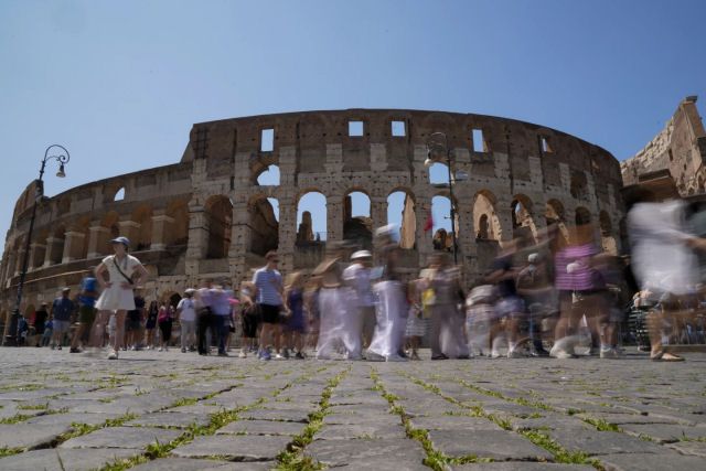 Turista boc esculpe nome da namorada no Coliseu