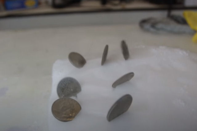 Por que estas moedas danam no gelo seco