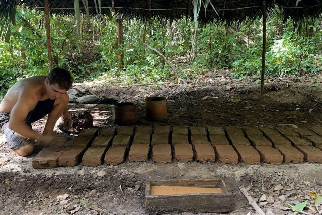 Como construir um depsito de palha para tijolos usando apenas tecnologia primitiva