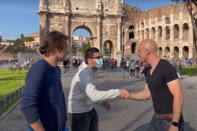 Os italianos modernos podem entender latim? Youtuber coloca  prova nas ruas de Roma