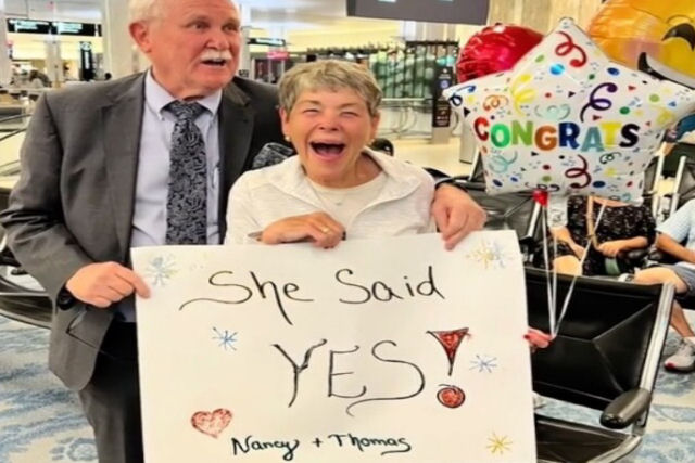Homem de 78 anos pede em casamento a namorada perdida do ensino mdio depois de reencontr-la dcadas depois
