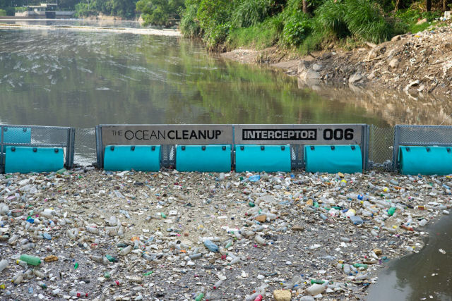Barricada da Ocean Cleanup impede que mais de 850 mil toneladas de lixo cheguem ao mar do Caribe