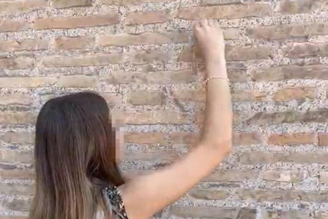 Surpreendem outra turista rabiscando nas paredes do Coliseu em Roma