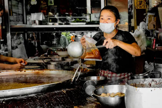 Em Bangkok h um restaurante que mantm cozinhando uma sopa de carne de cabra faz 51 anos
