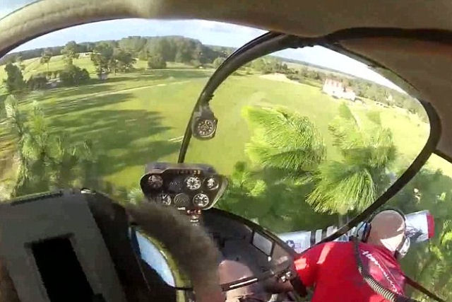 Curioso vídeo mostra piloto de helicóptero recuperando um avião RC na copa de uma árvore