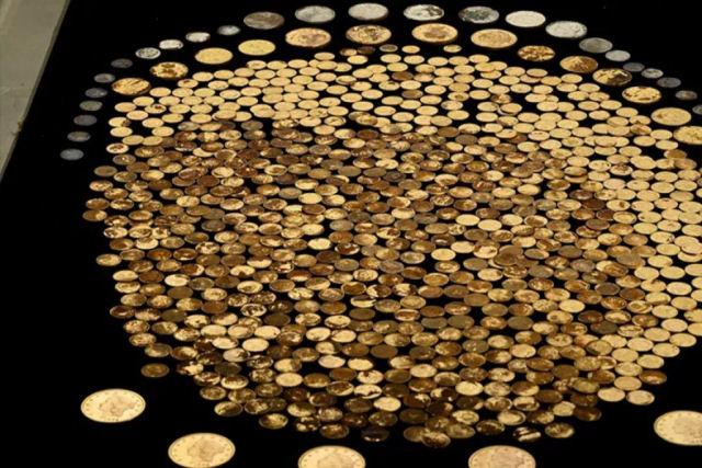 Americano encontra tesouro enterrado com 700 moedas de ouro e prata da era da Guerra Civil em sua fazenda