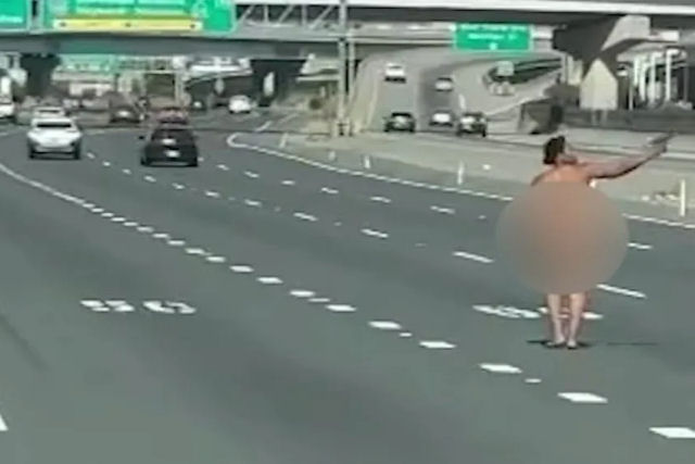 Mulher nua abre fogo contra carros que passam em rodovia da Califórnia