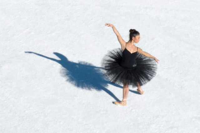 Bailarina representa 'Lago dos cisnes' contra o cenário dramático de salinas