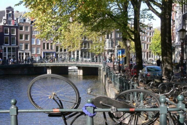 Todos os anos, entre 12.000 e 15.000 bicicletas so recuperadas dos canais de Amsterd, na Holanda