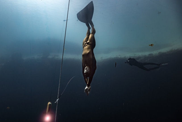 O mergulhador Alexey Molchanov estabelece dois novos recordes mundiais