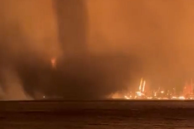 Tornado de fogo raro filmado sobre um lago no Canad