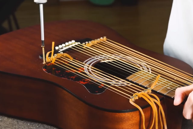 Msico cria violo de 21 cordas usando elsticos