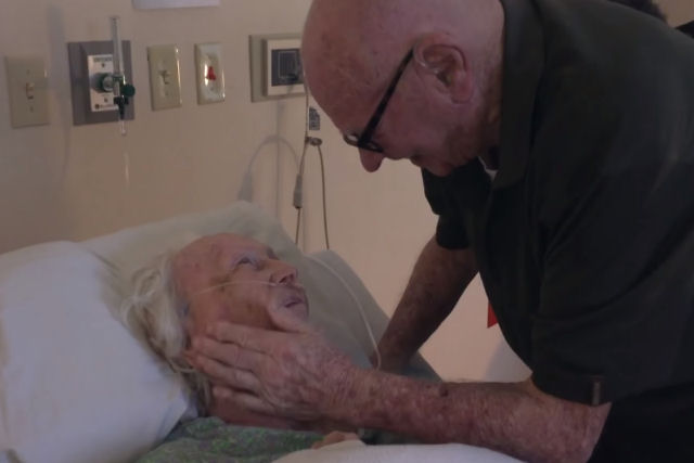 Lindo vdeo mostra um senhor de 92 anos cantando para sua esposa moribunda