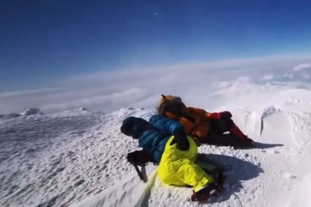 3 alpinistas conquistam a montanha no escalada legalmente mais alta