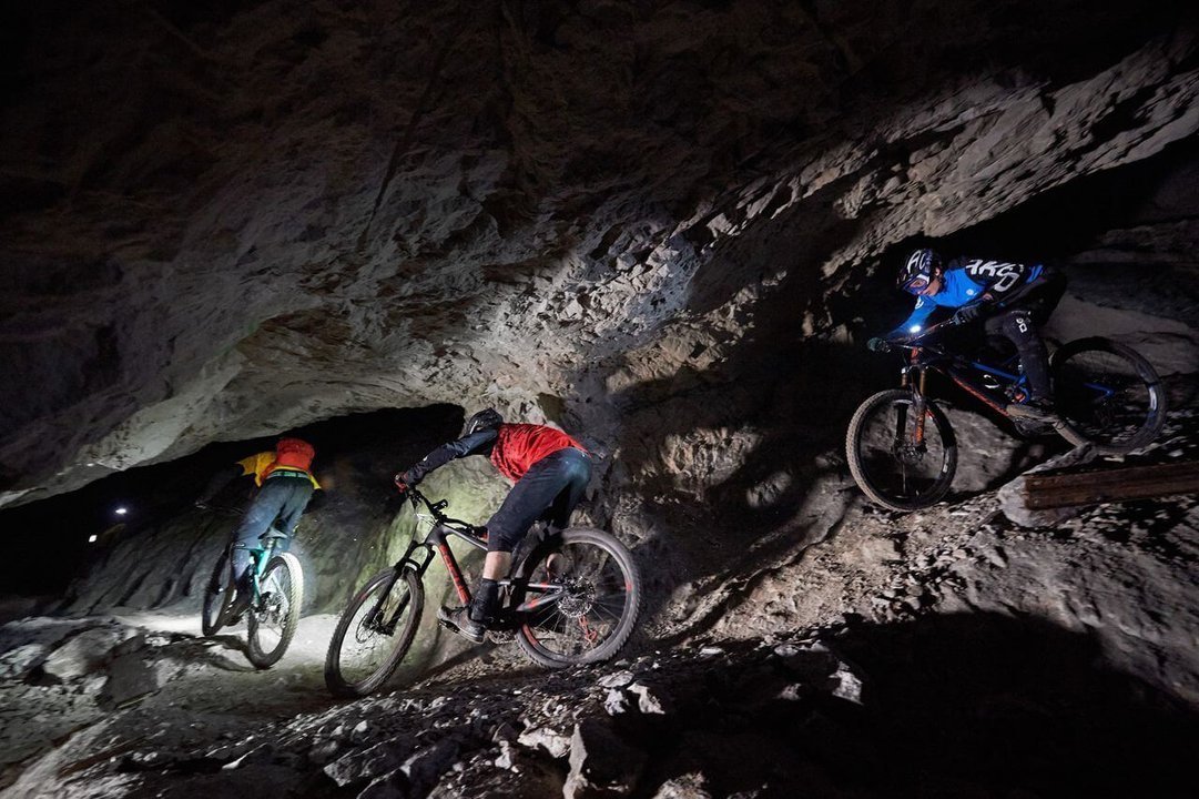 Mountain bike por uma mina abandonada na Eslovnia no  para claustrofbicos