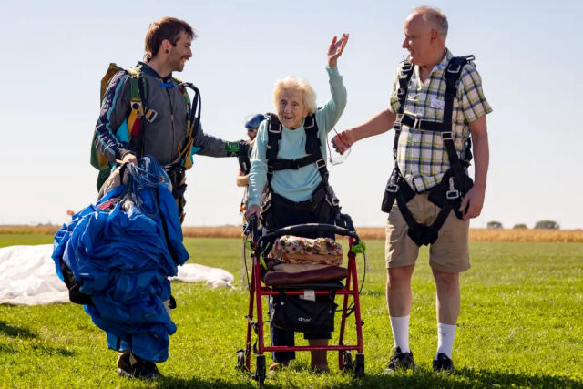 Senhorinha de 104 anos morre aps estabelecer recorde mundial de paraquedista mais idosa