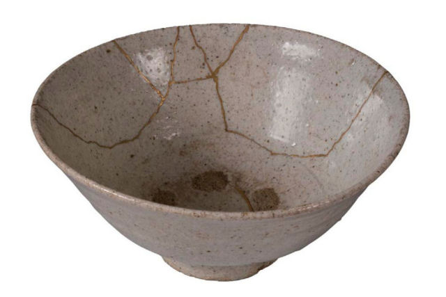 Como os mestres japoneses do kintsugi restauram a cerâmica embelezando as rachaduras