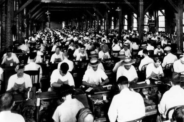 As fábricas de charutos cubanos tinham leitores para entreter os funcionários