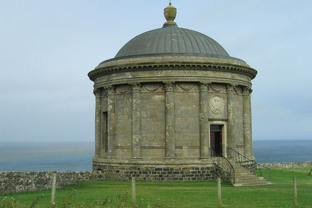 O belo Templo de Mussenden dependurado em um penhasco na Irlanda