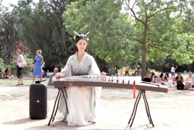 Chinesa toca belas versões de clássicos do pop no guzheng nas ruas da França 