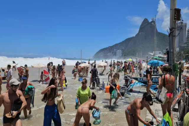 A ressaca que atingiu o litoral do Rio criou ondas de até 5 metros